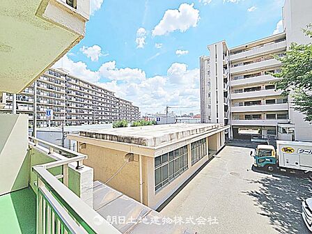 【眺望】リビングやバルコニーから望む開放感のある眺望です。景色を楽しみながら、明るく快適な生活空間を確保できます。