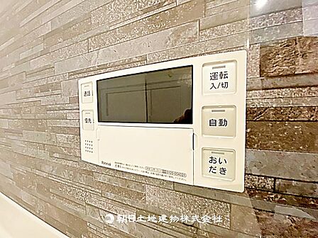追い炊きパネル付きで、お湯の温度や量を簡単に調整可能です。家族が快適に入浴できる便利な設備です。