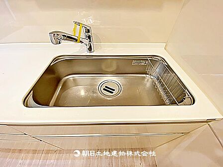 浄水器一体型蛇口付きのキッチンです。きれいな水を手軽に使え、料理や飲用に安心で快適な生活をサポートします。