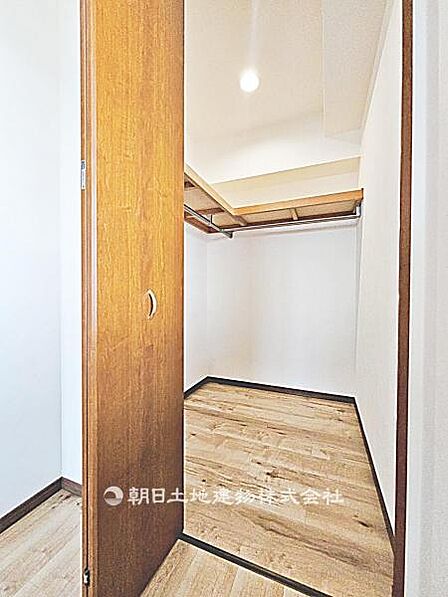 【収納】ウォークインクローゼット付きです。収納力が高く、家族の荷物も整理整頓しやすく、快適な生活をサポートします。