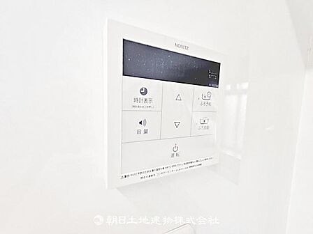 給湯器パネルが設置されています。お湯の温度や設定が簡単に操作でき、毎日の入浴や家事が快適に行える設備です。