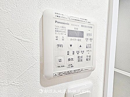 便利な浴室乾燥機があります。雨天時でも洗濯物を乾かせ、入浴後の湿気対策にも役立つ快適な浴室設備です。