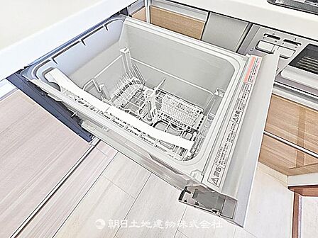 食洗器が備わったキッチンです。家事の効率が上がり、時間を有効に使えるため、快適で便利な生活をサポートします。