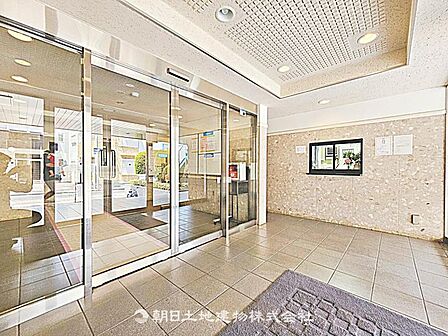 開放感があり、美しく保たれたエントランス。住まう人や訪れる客人を心地よく迎え入れます。