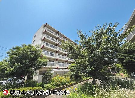 【外観】重厚感のある落ち着いた外観です。周囲の環境と美しく調和し、安心感のある佇まいが来客時にも好印象を与えます。