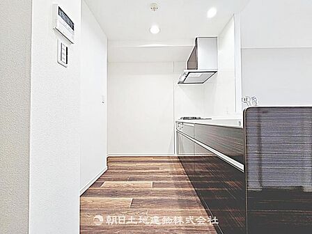 キッチン背面にゆとりのあるスペースです。冷蔵庫や収納を配置しやすく、家事動線がすっきり整います。
