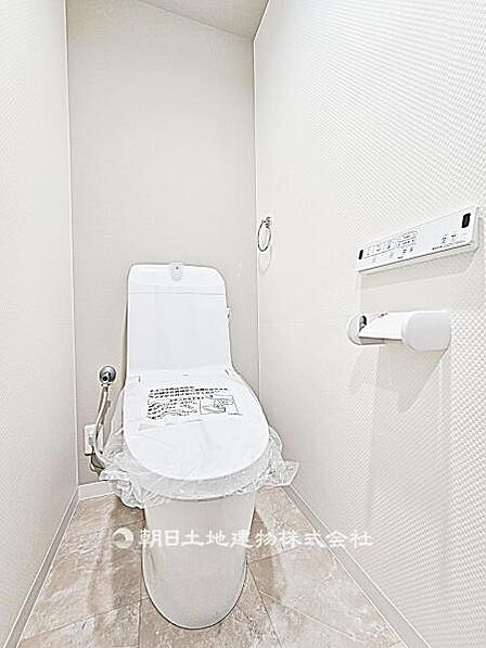 【トイレ】シャワートイレ付きのトイレです。快適性に配慮した設備で、毎日の使用を気持ちよくサポートします。