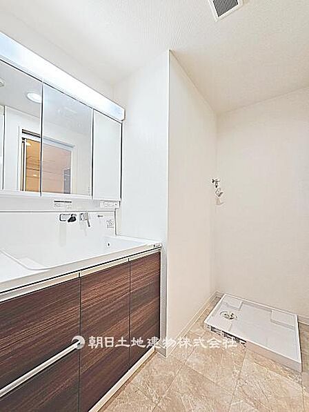使いやすい広さの脱衣場です。洗面台と洗濯機置場がまとまり、日常生活に支障なく使える実用的な空間です。