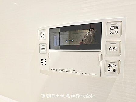 追い炊きパネル付きで、お湯の温度や量を簡単に調整可能です。家族が快適に入浴できる便利な設備です。
