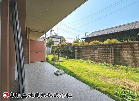 テラス付きの住まいです。日差しが差し込み、風通しも良く、洗濯やおうち時間を快適に過ごせます。