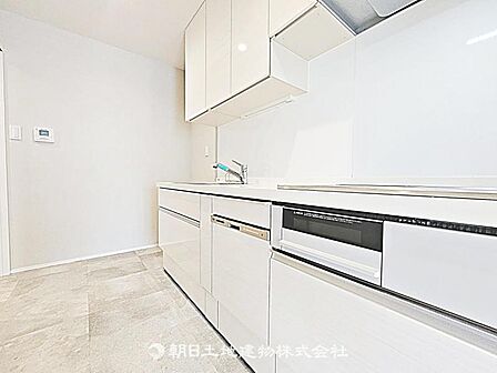【キッチン】壁側を向いたキッチン配置です。調理に集中しやすく、リビング空間を広く使える点が特徴の間取りです。