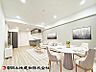 リビング/ダイニング：【リビング】無駄を省いたリビング空間です。必要な家具を配置しても圧迫感が出にくく、すっきりと暮らせます。（家具等はCG加工です）