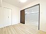 子供部屋：【居室】省スペースながら実用性のある居室です。必要な家具を配置しやすく、無駄なく使える空間です。