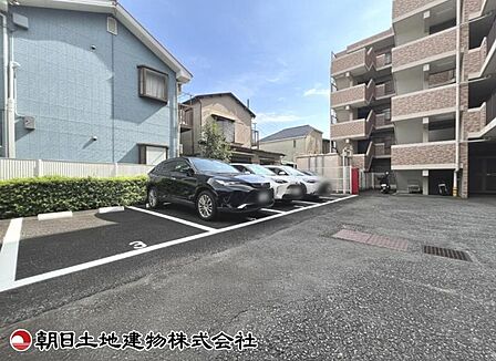 敷地内にお車を停められる便利な駐車場スペース。お買い物帰りや雨の日のお出かけ、重い荷物の出し入れもスムーズです。