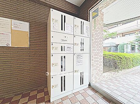 不在時でも24時間いつでも荷物が受け取れる宅配ロッカーを完備。共働きのご家庭や、外出が多い方でも安心で便利な設備です。
