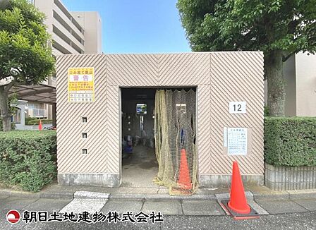 敷地内にしっかり完備された専用ゴミ置き場。綺麗に清掃されており、居住者のマナーの良さも伺えます。