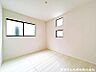 子供部屋：【居室】子供部屋に適した洋室です。プライベート空間を確保でき、学習や休息に集中しやすい環境です。