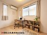 洋室：【居室】居住中のため、家具や小物などはAIにて削除し、新たにCGにて家具を追加しております。実際の状況とは異なる点がございますので、ご状況はご内覧時にご確認ください。