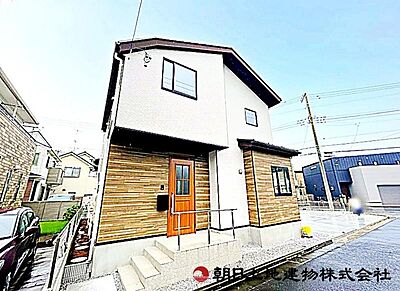 外観：【外観】落ち着いた色合いが印象的な外観です。周囲の街並みに自然と調和し、長く住んでも飽きのこない佇まいが魅力の住まいです。