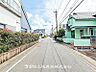 外観：前面道路が広く、車の通行や駐車がしやすい立地です。開放感があり、快適に生活できる住まいです。