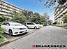 駐車場：【駐車場】縦列駐車タイプの駐車場です。複数台駐車が可能で、通勤や買い物時にも便利に活用できる快適な空間です。