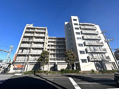 外観：大切なペットと暮らせる2DK♪駅まで徒歩約分！小学校＆商業施設が徒歩約5分圏内にあり便利な立地です。