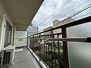 バルコニーは広さも十分あり雨の日が続いても一気に干せますね♪