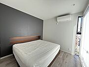 壁掛けテレビ用配線あり。壁に埋め込み式の棚は場所を取らないので便利です！
