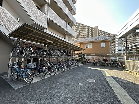 敷地内に駐輪場あり!1台づつ余裕をもって自転車を止めることができます♪