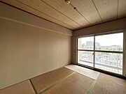 大きな窓からたっぷりの日差しが降り注ぐ明るい室内です。