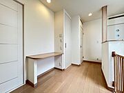 2階の廊下部分、飾り棚付き◎横には収納付きです！