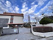 新郷南小学校まで　929m　徒歩約12分　教育目標「進んで学び深く考える子・思いやりのある子・健康でねばり強い子」目指す学校像「夢をはぐくみ学びを拡げ未来にはばたく南っ子の育成」