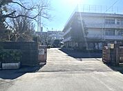 西中学校まで　650m　徒歩約9分●教育目標「優しく・強く・賢く」　校訓「心を磨く」「身体を磨く」「智性を磨く」