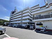 駐車場は建物に隣接しており、日常の車の出し入れにも便利な環境です！