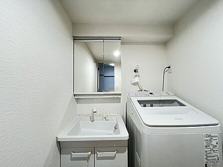 一日の始まりの朝、歯磨きをしたりメイクや髪をセットしたり・・・