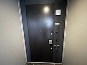 黒を基調とした高級感のある扉