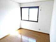 小窓ありで明るい洋室