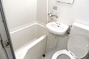 洗面ボウル上部に鏡がございます