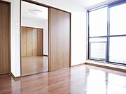 洋室との間には敷地扉がございます