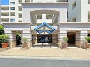 清潔感のある落ち着いたエントランス