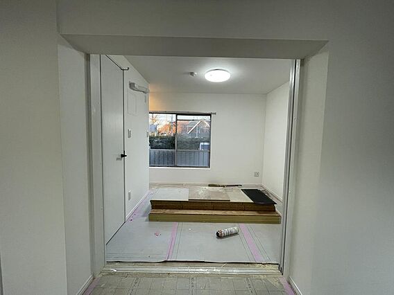 建具も床も白で...
