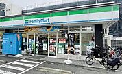 ファミリーマート鶴見中央3丁目店…約100m 