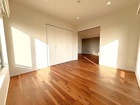 寝室や書斎など多用途に使える一室