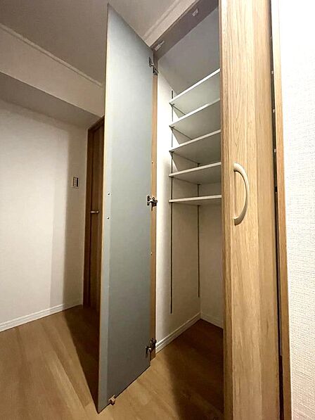 廊下の収納扉を開けると