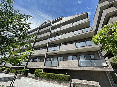 外観：◎フルリノベ！家具付×3面バルコニーの南東角住戸で開放的
