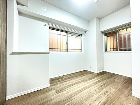 ◎洋室4.4帖は主寝室としてもいいですね♪窓も2面あるので通風も良好