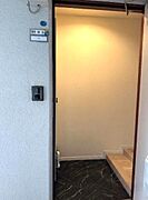 今回のお部屋の玄関扉開けると