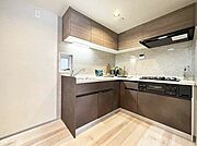 使い勝手の良いL字型キッチン、独立型で料理に集中できます