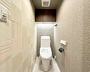 すっきりとしたフォルムの一体型トイレを採用
