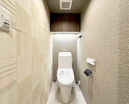 すっきりとしたフォルムの一体型トイレを採用